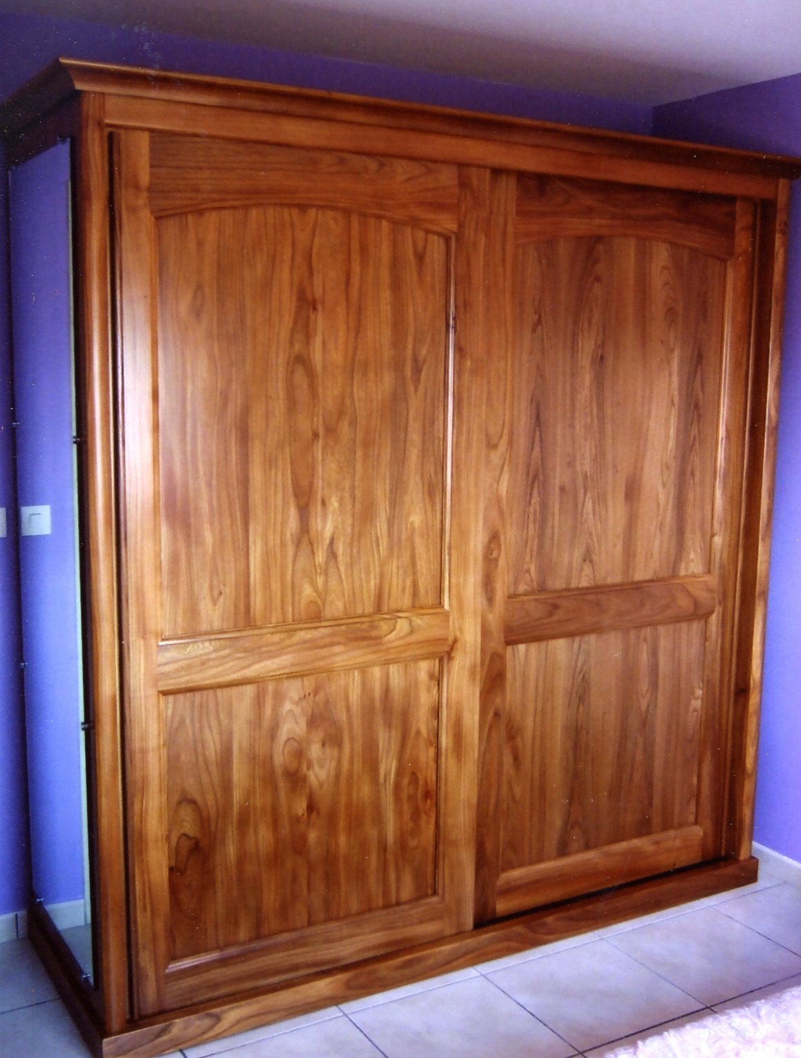 belle armoire de chambre en bois d'orme massif