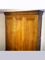 armoire de style Louis-Philippe  trois portes en merisier