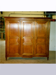 armoire de style Louis XVI en merisier  trois portes ouvrantes