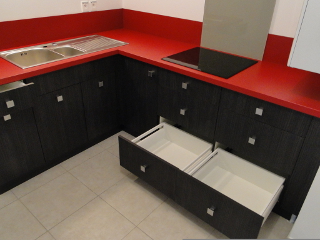 tiroirs  casseroles sur cuisine rouge et noire