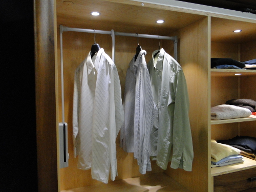 appareil  suspendre les chemises dans une armoire
