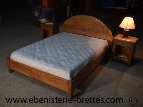lit en bois d'orme massif contemporain avec chevet
