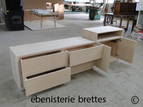 meuble en frne clair possdant des tiroirs et des portes modernes en bois