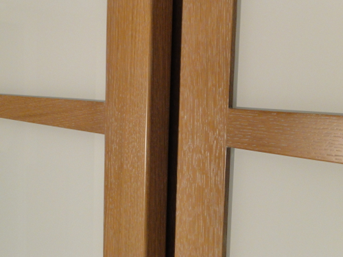 croisement de deux portes coulissantes en verres et bois de chne