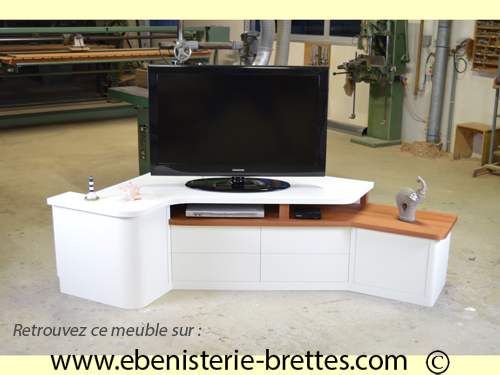 https://www.ebenisterie-brettes.com/photo/meuble-television/meuble-tele-angle-cedre-laque-tiroirs-portes/mobilier-design-pour-television-france.jpg